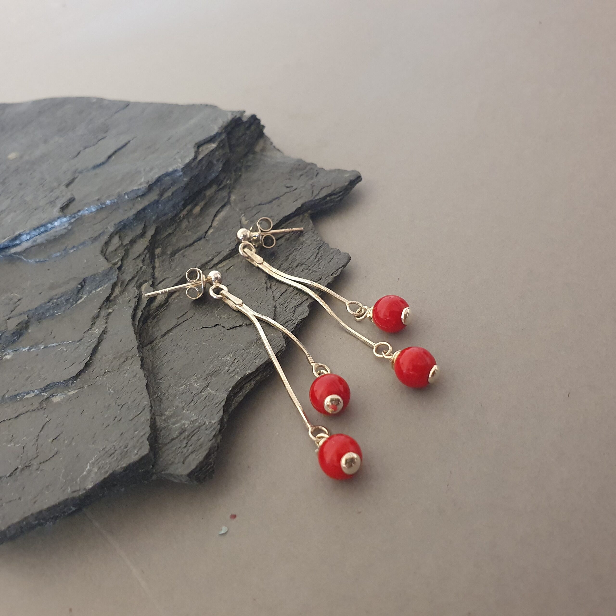 Zwiewne długie kolczyki ze srebra 925 z czerwonym koralem - obrazek 4