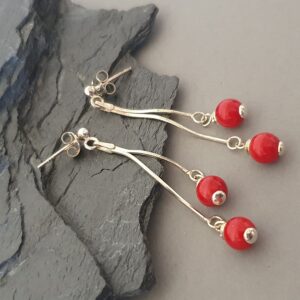 Zwiewne długie kolczyki ze srebra 925 z czerwonym koralem