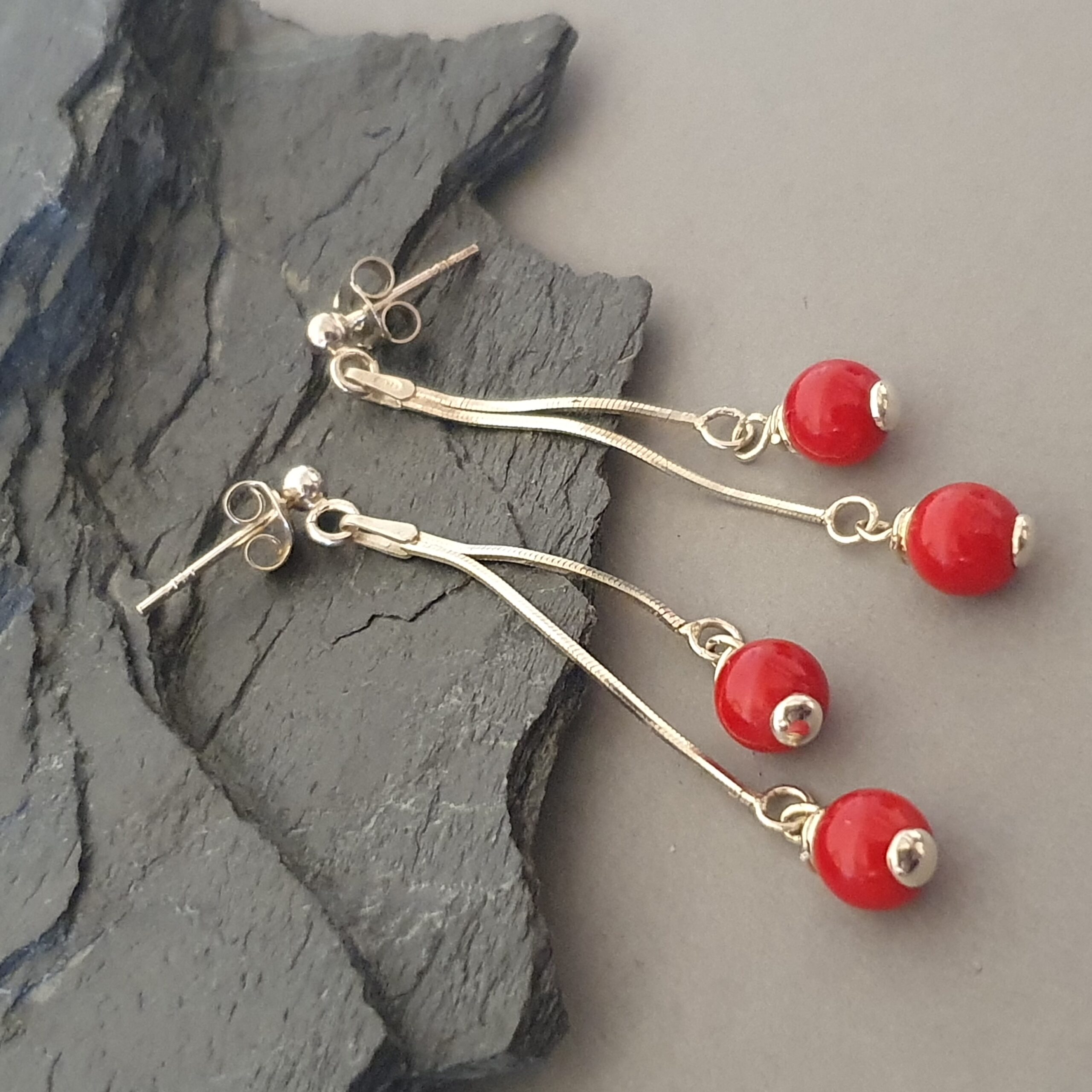 Zwiewne długie kolczyki ze srebra 925 z czerwonym koralem