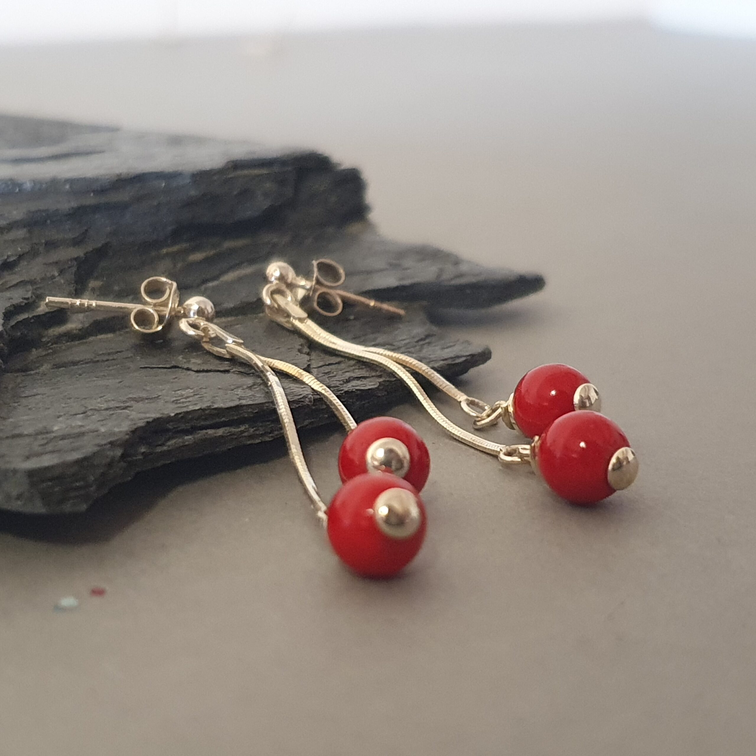 Zwiewne długie kolczyki ze srebra 925 z czerwonym koralem - obrazek 2
