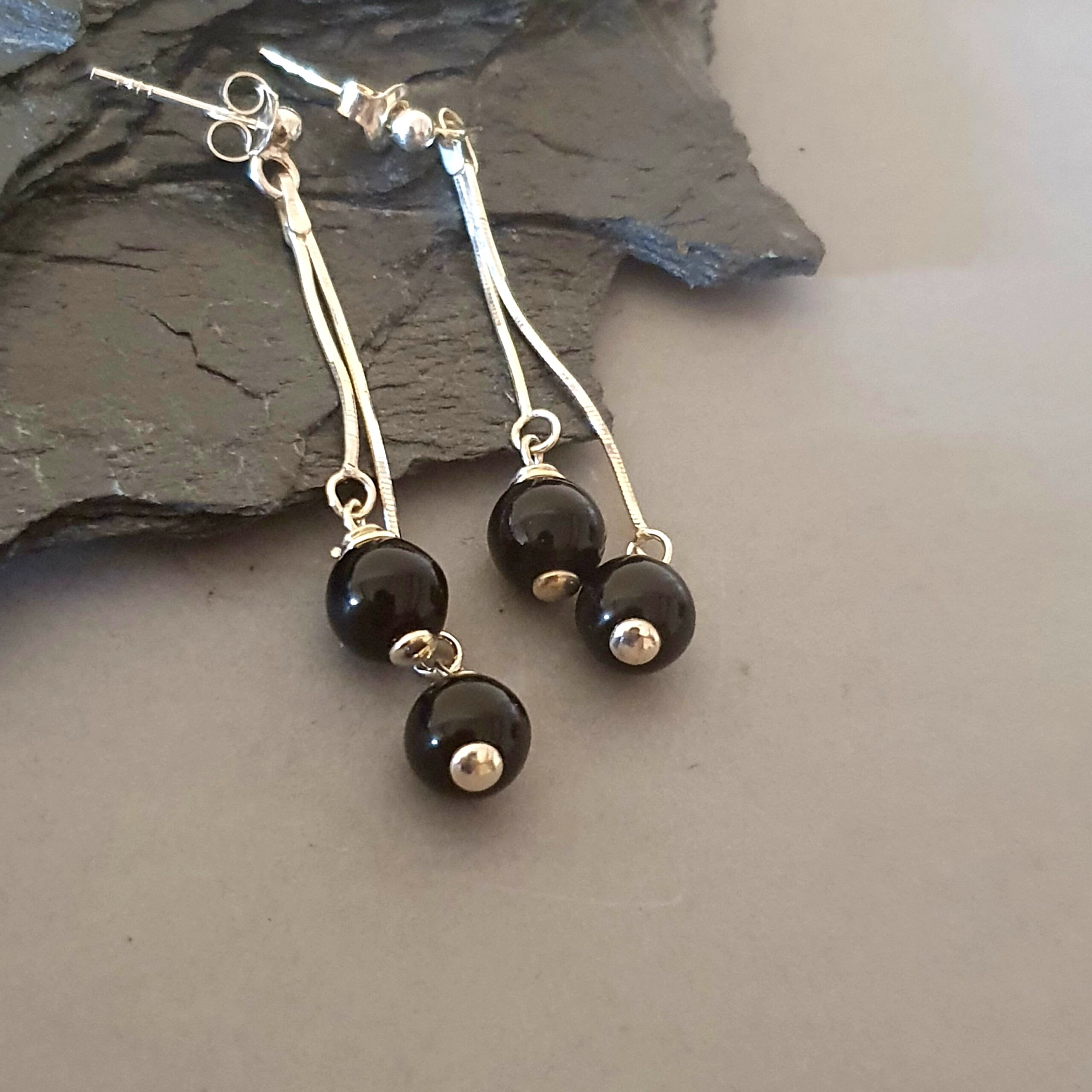 Zwiewne srebrne kolczyki 925 z czarnym onyksem – minimalistyczna, ręcznie robiona biżuteria z kamieni - obrazek 3