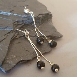 Zwiewne srebrne kolczyki 925 z czarnym onyksem – minimalistyczna, ręcznie robiona biżuteria z kamieni