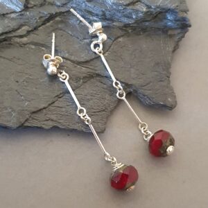 Srebrne kolczyki wiszące 925 z koralikami lampwork w odcieniu burgundii – elegancja i subtelny połysk