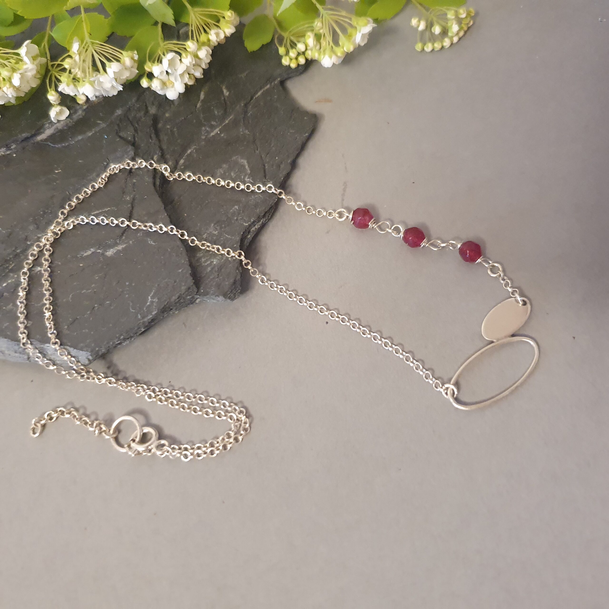 Granitowa Elegancja – Asymetryczny naszyjnik z czerwonym akcentem - obrazek 5