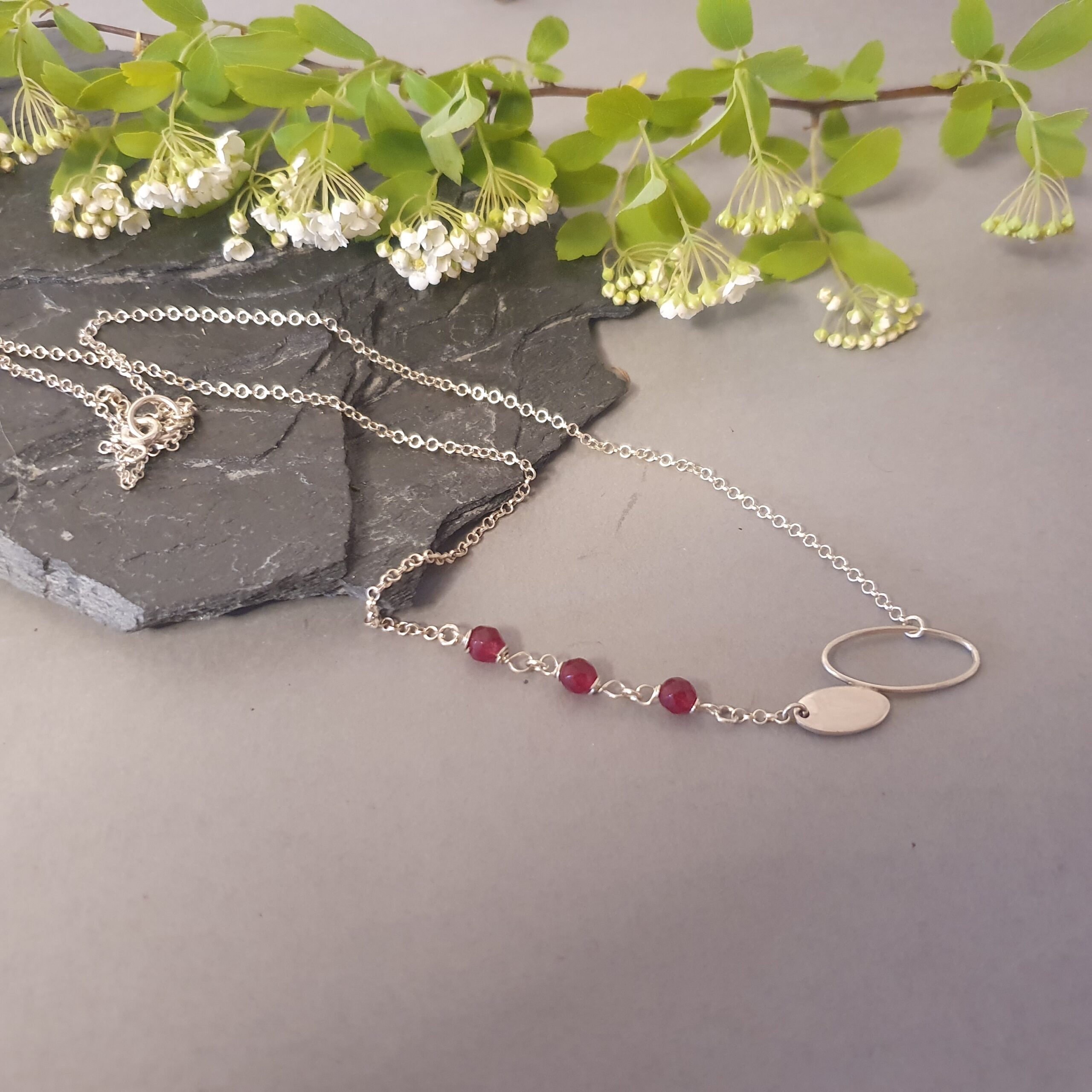 Granitowa Elegancja – Asymetryczny naszyjnik z czerwonym akcentem - obrazek 4