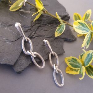 Długie srebrne kolczyki 925 – eleganckie, ażurowe ogniwa i nowoczesna parabola