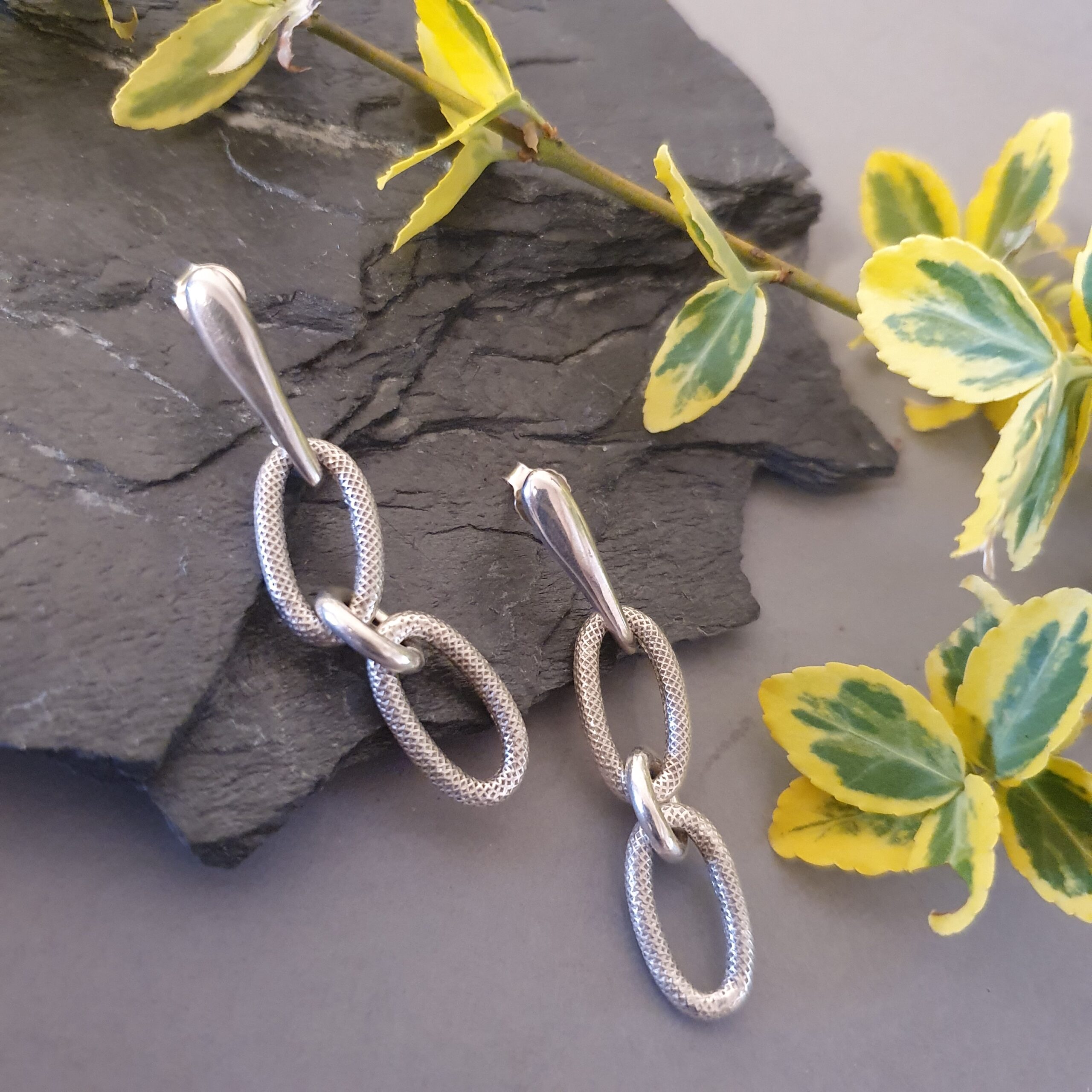 Długie srebrne kolczyki 925 – eleganckie, ażurowe ogniwa i nowoczesna parabola