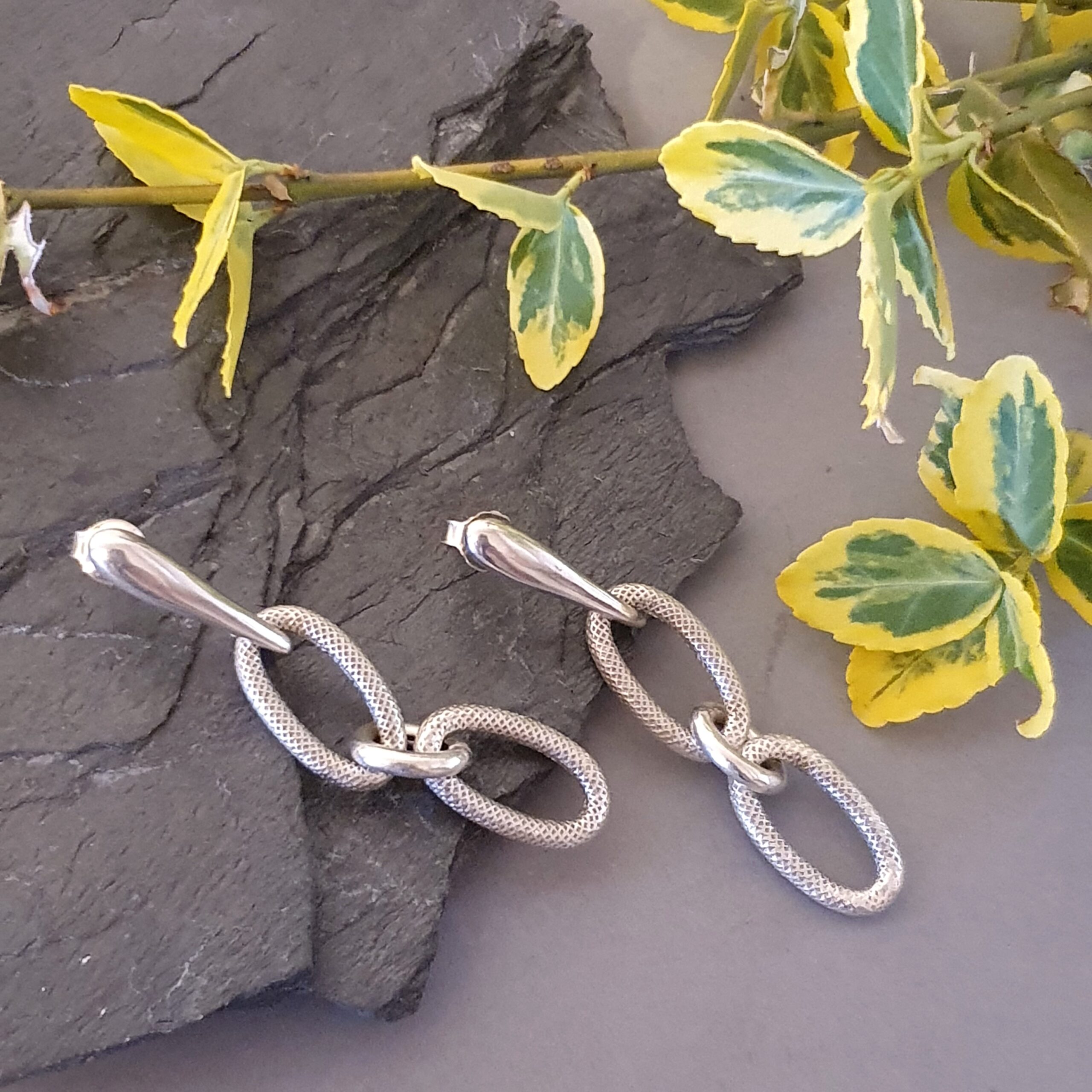 Długie srebrne kolczyki 925 – eleganckie, ażurowe ogniwa i nowoczesna parabola - obrazek 2