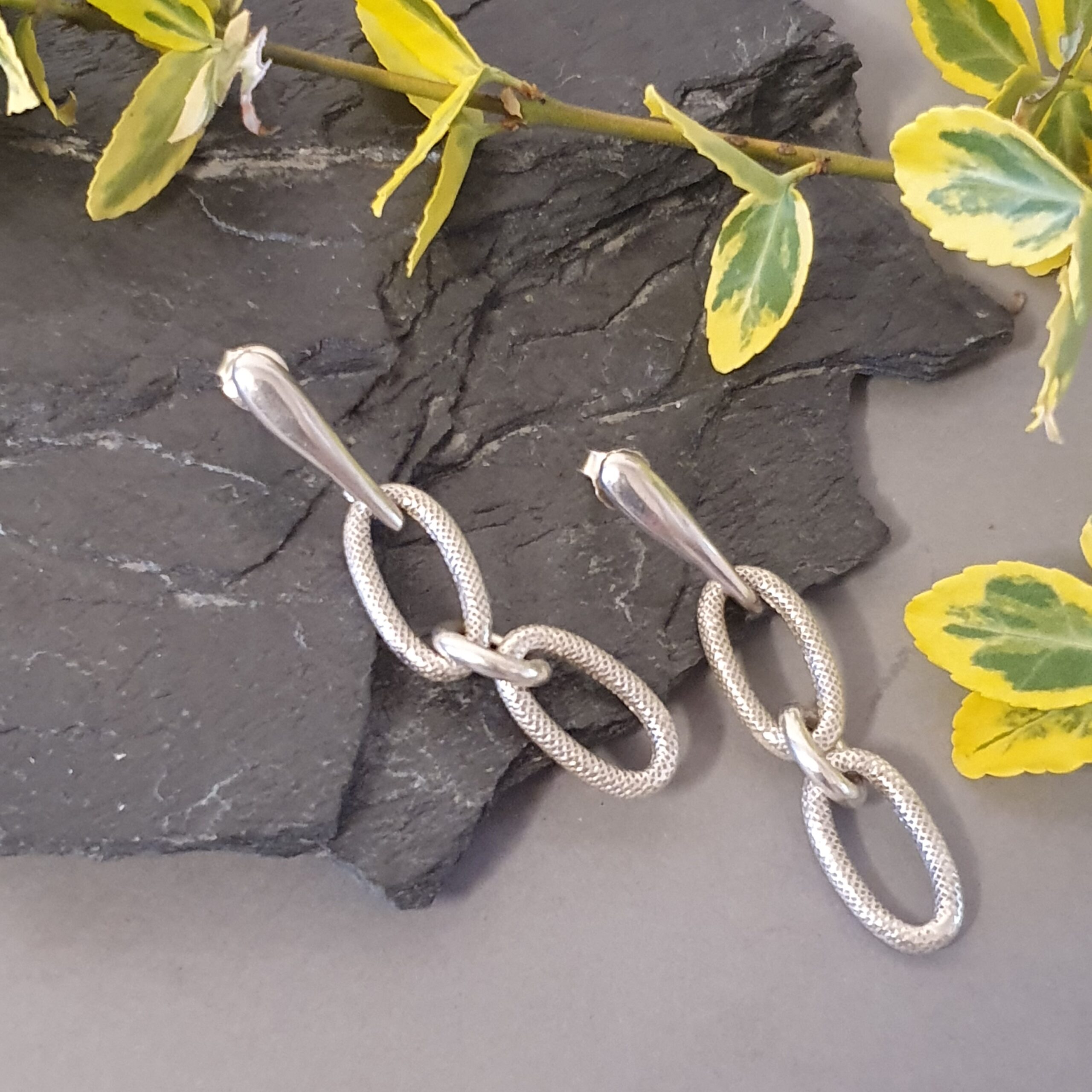 Długie srebrne kolczyki 925 – eleganckie, ażurowe ogniwa i nowoczesna parabola - obrazek 3