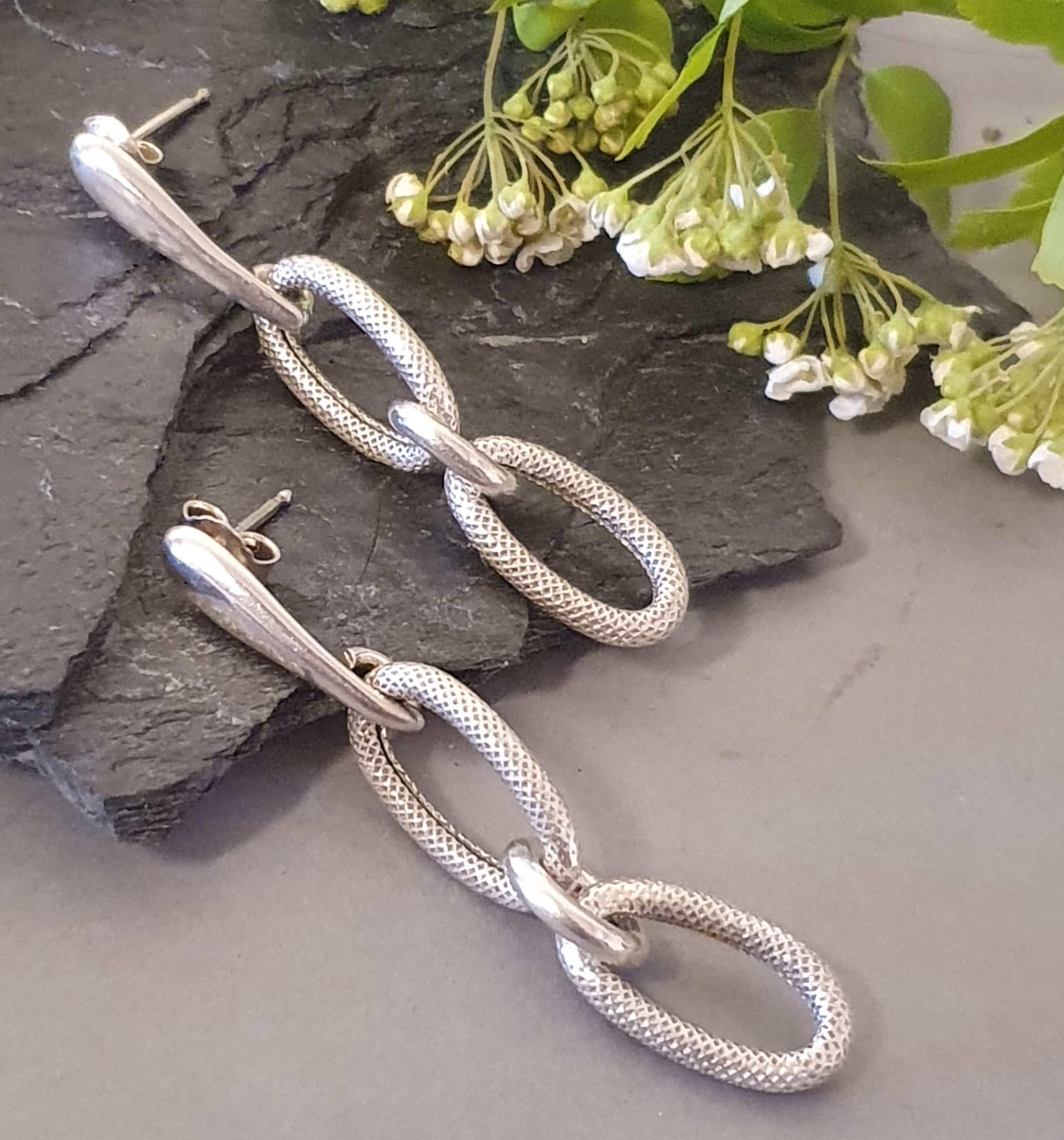 Długie srebrne kolczyki 925 – eleganckie, ażurowe ogniwa i nowoczesna parabola - obrazek 4