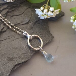 Naszyjnik ze srebra 925 z niebieską brioletką topazu – minimalistyczna