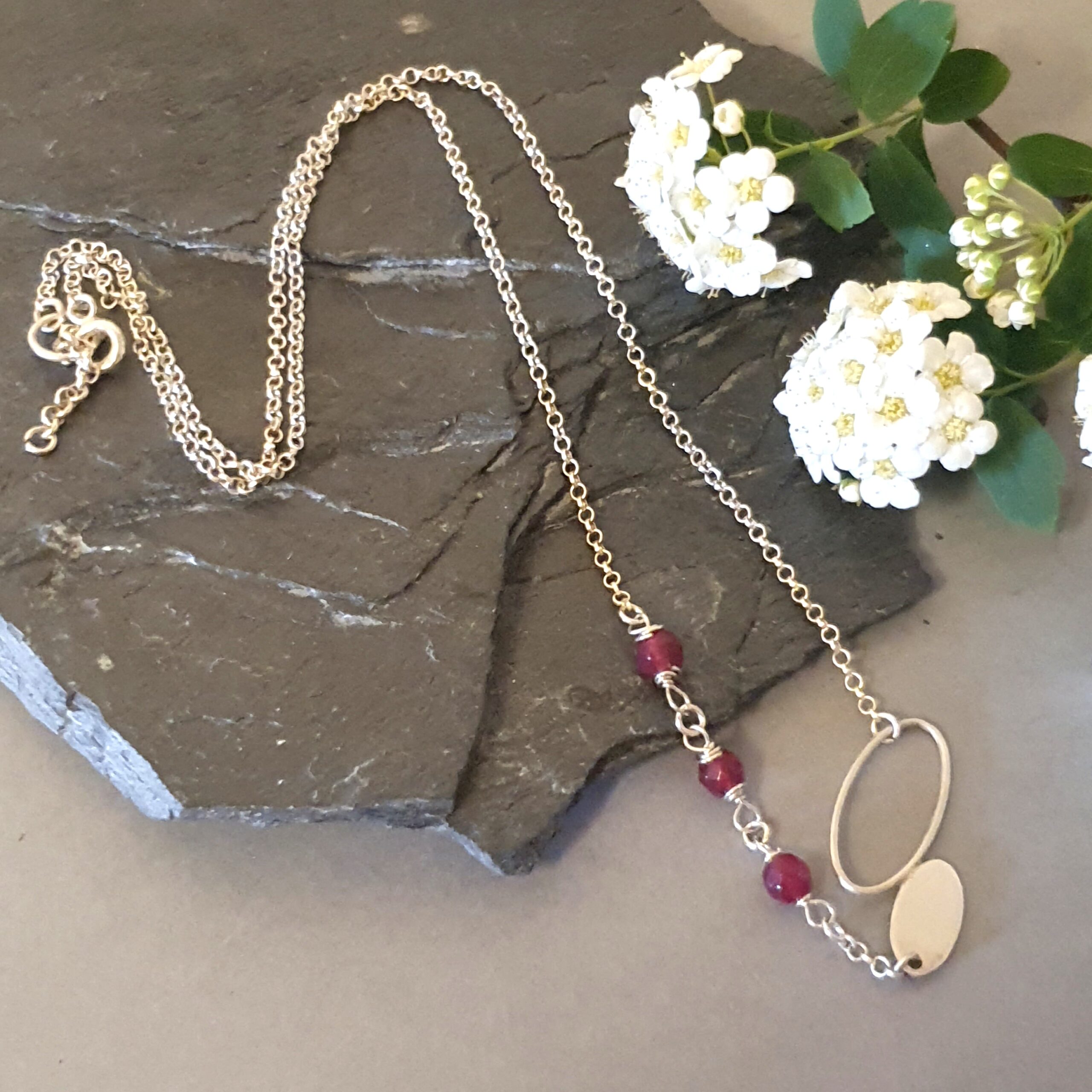 Granitowa Elegancja – Asymetryczny naszyjnik z czerwonym akcentem - obrazek 3