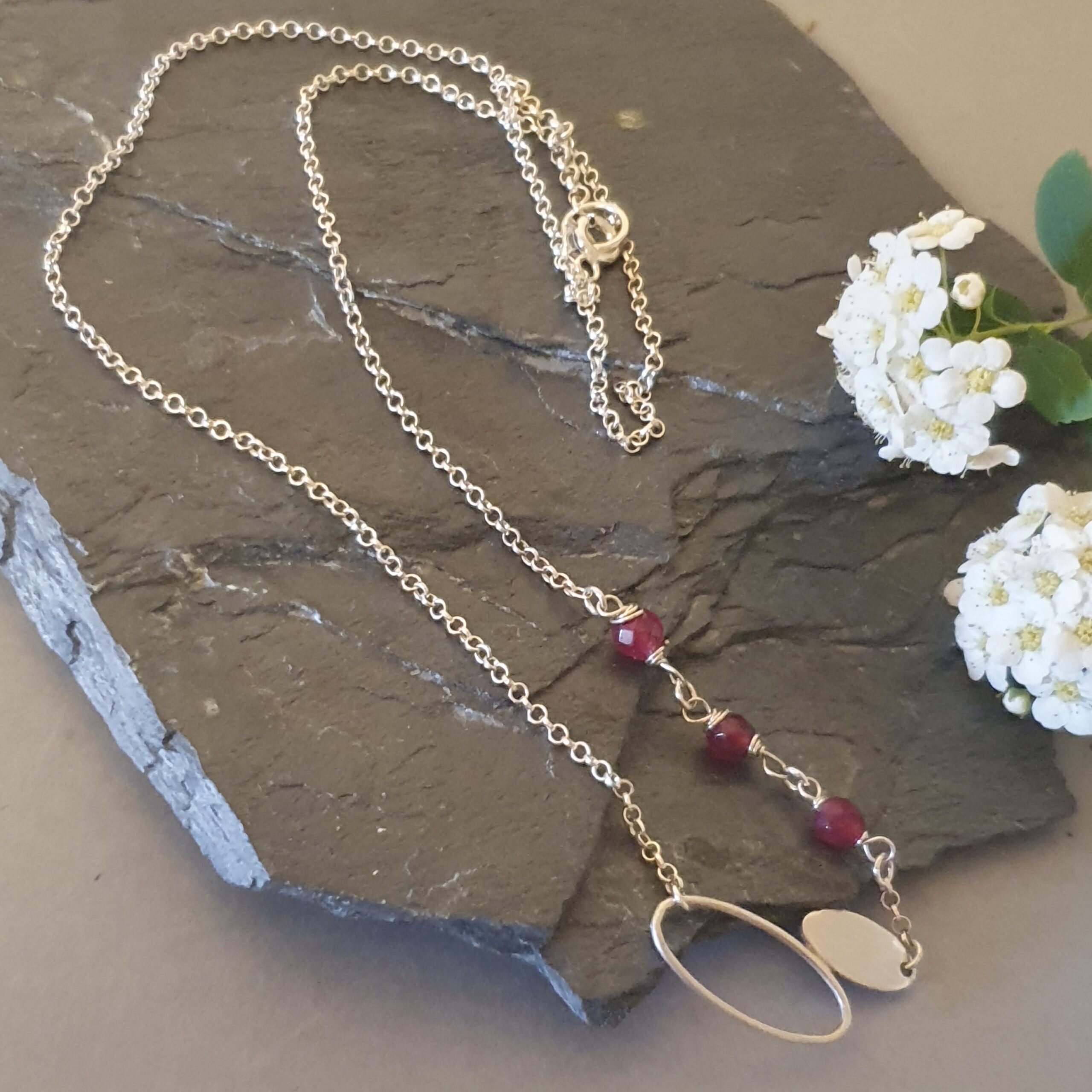 Granitowa Elegancja – Asymetryczny naszyjnik z czerwonym akcentem - obrazek 8