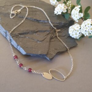 Granitowa Elegancja – Asymetryczny naszyjnik z czerwonym akcentem