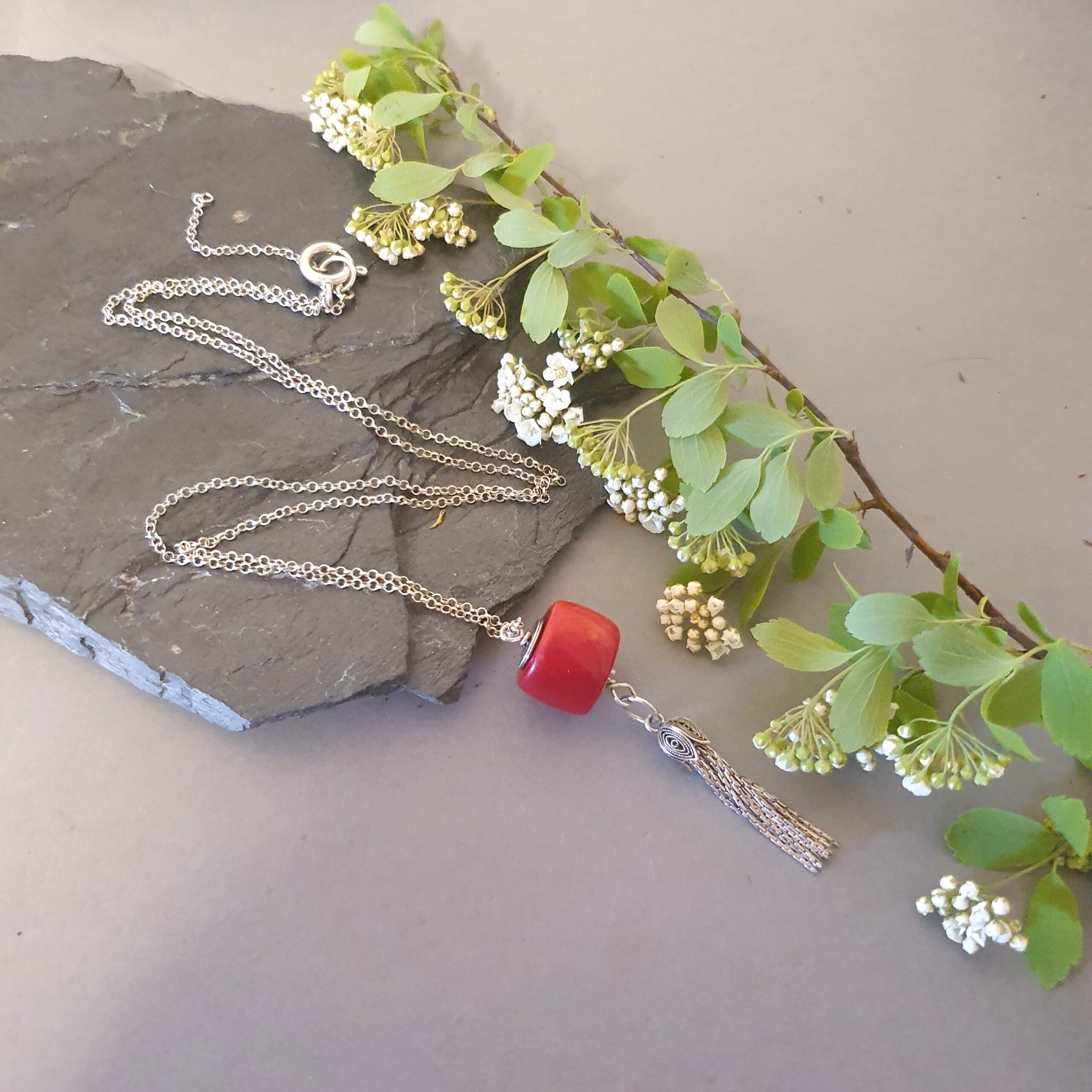 Naszyjnik ze srebra 925 z dużą tubą koralu i ozdobną frędzlą – wyrazisty akcent w minimalistycznym stylu - obrazek 4