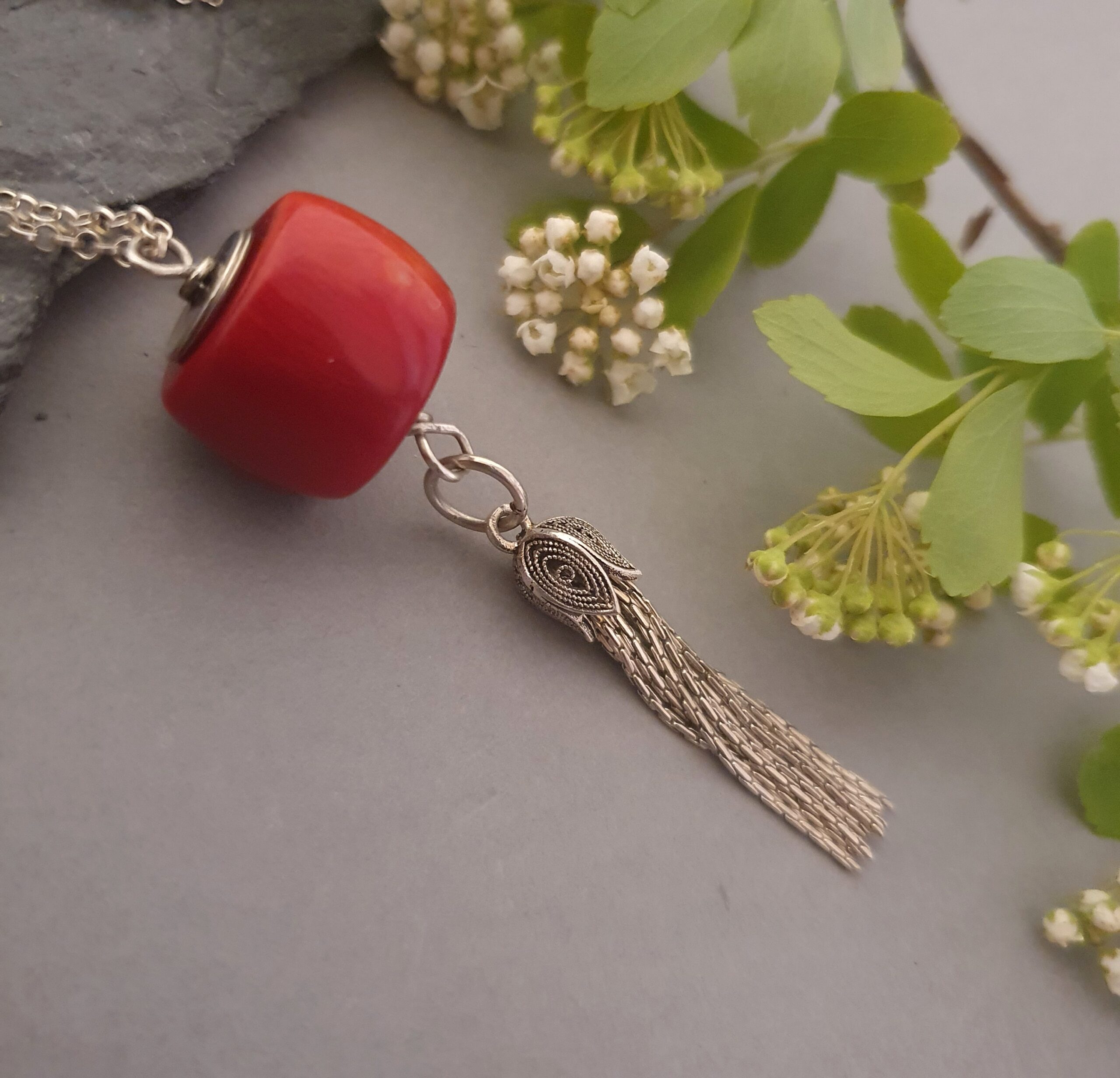 Naszyjnik ze srebra 925 z dużą tubą koralu i ozdobną frędzlą – wyrazisty akcent w minimalistycznym stylu - obrazek 3