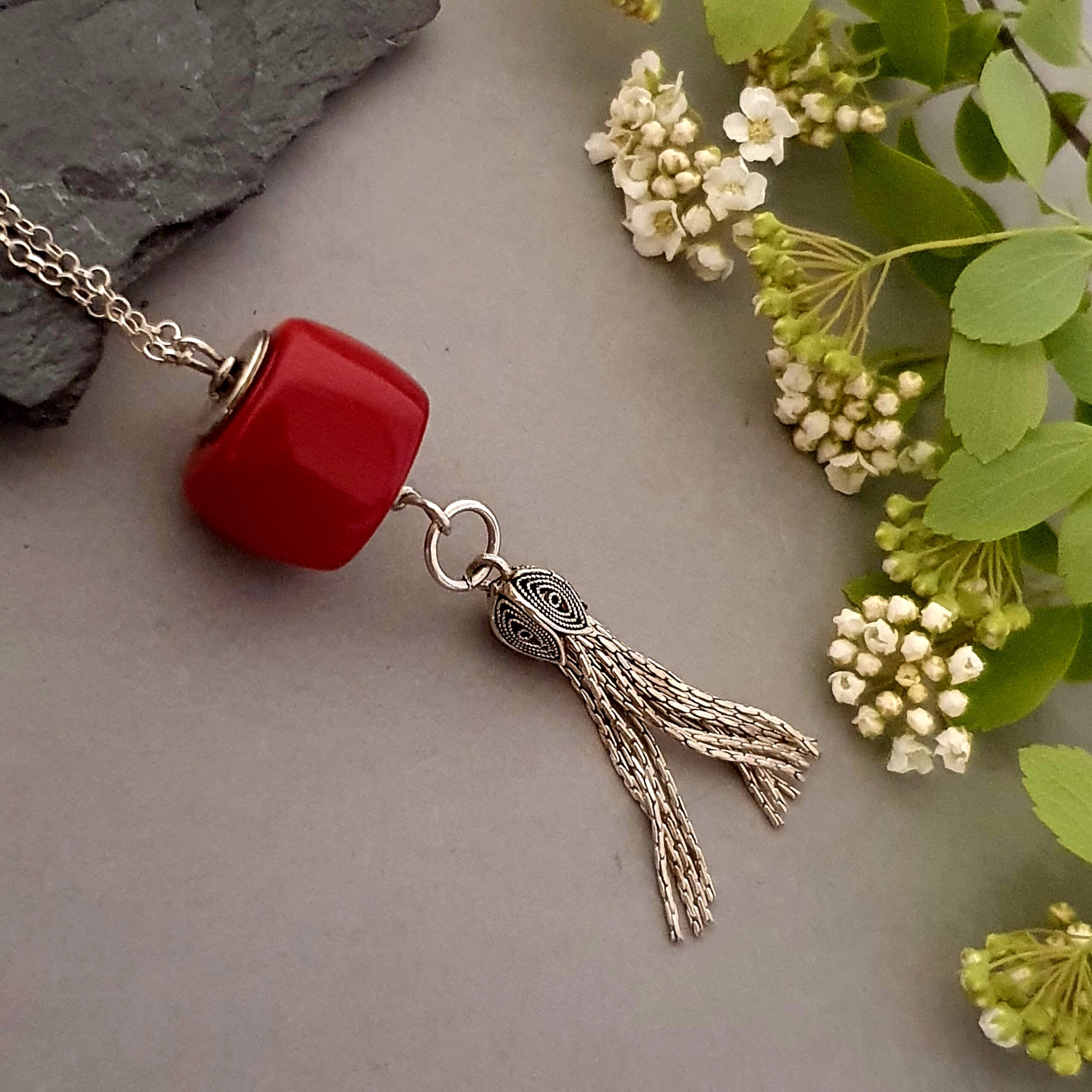 Naszyjnik ze srebra 925 z dużą tubą koralu i ozdobną frędzlą – wyrazisty akcent w minimalistycznym stylu - obrazek 2