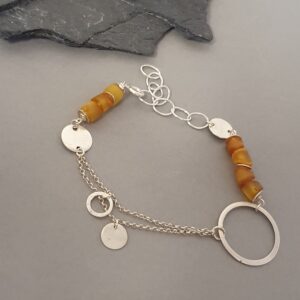 Bransoletka srebrna 925 z bursztynem – delikatna, minimalistyczna bransoletka z dużym pierścieniem i zawieszkami