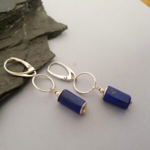 Srebrne kolczyki z lapis lazuli – eleganckie długie kolczyki z ultramarynową tubą | Biżuteria artystyczna 925