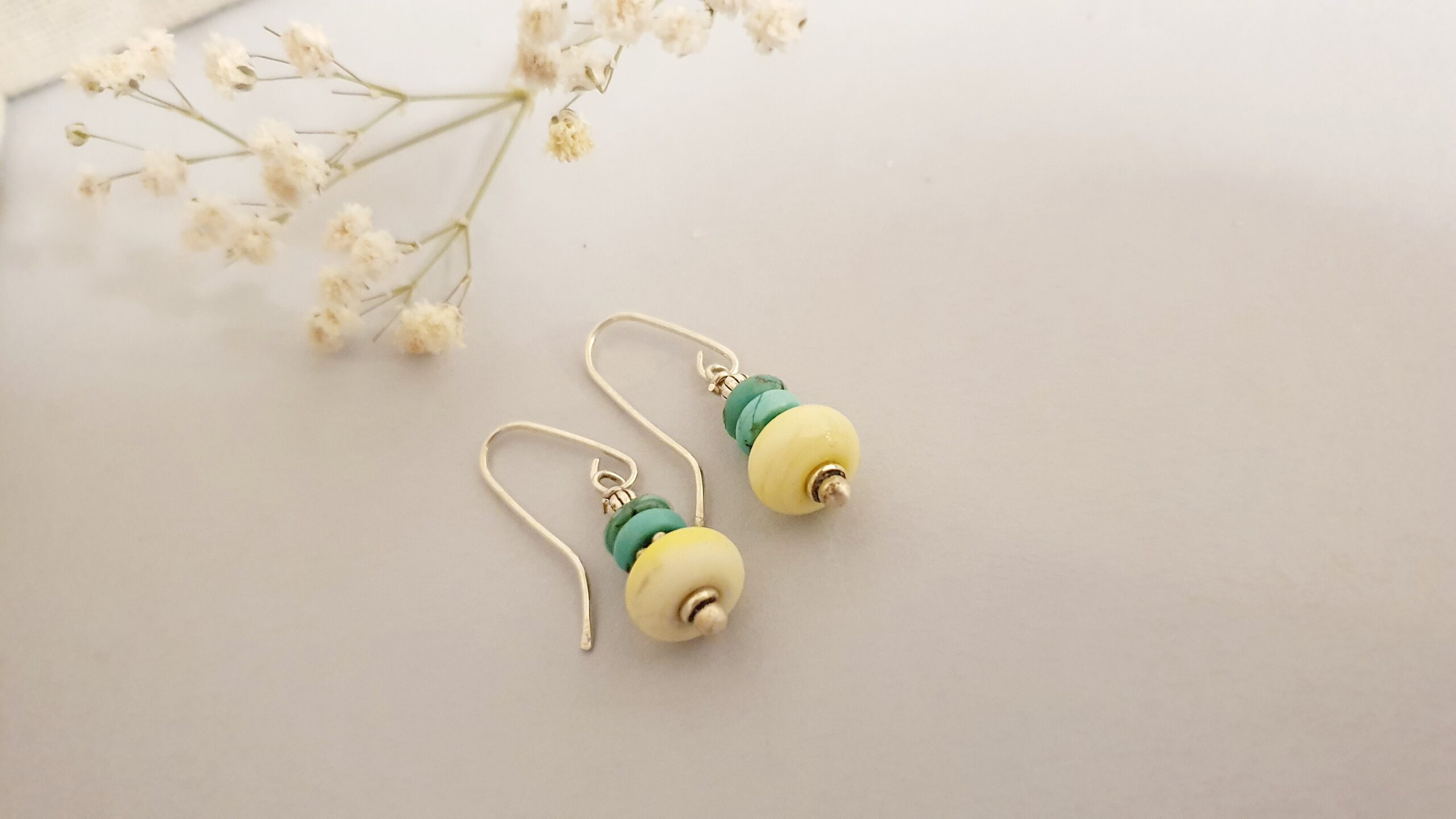 Kolczyki ze srebra 925 z turkusem i lampworkowym szkłem cytrynowym – Ręcznie robiona kolorowa biżuteria z kamieni naturalnych - obrazek 2