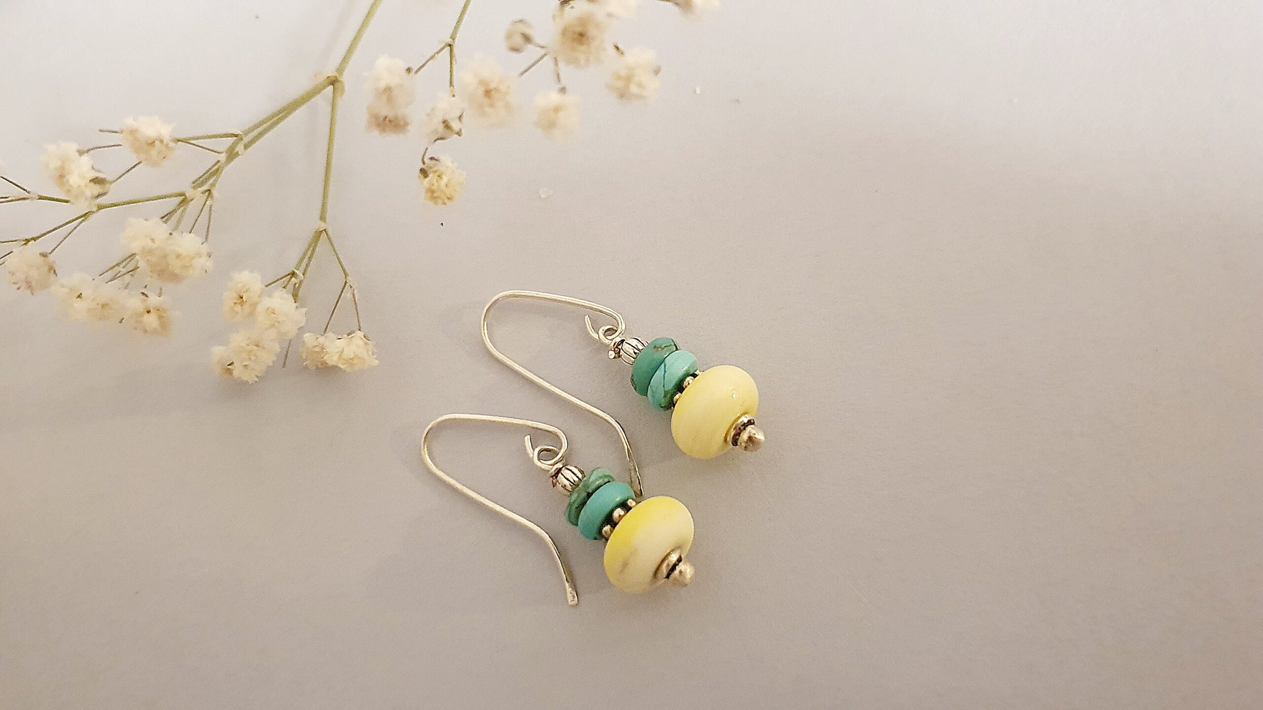 Kolczyki ze srebra 925 z turkusem i lampworkowym szkłem cytrynowym – Ręcznie robiona kolorowa biżuteria z kamieni naturalnych - obrazek 3