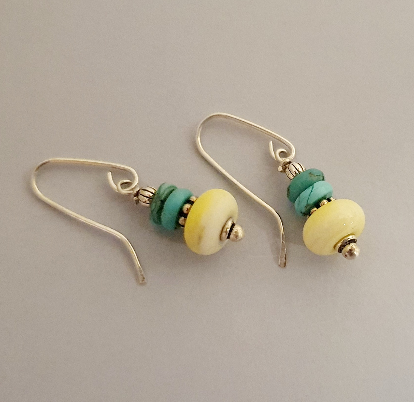 Kolczyki ze srebra 925 z turkusem i lampworkowym szkłem cytrynowym – Ręcznie robiona kolorowa biżuteria z kamieni naturalnych