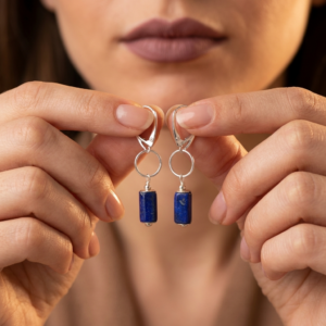 Srebrne kolczyki z lapis lazuli – eleganckie długie kolczyki z ultramarynową tubą | Biżuteria artystyczna 925