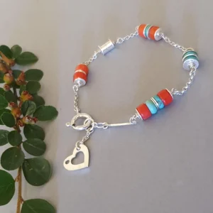 Kolorowa bransoletka z czerwonym koralem i niebieskim turkusem ze srebrną zawieszką – ręcznie robiona, srebro 925
