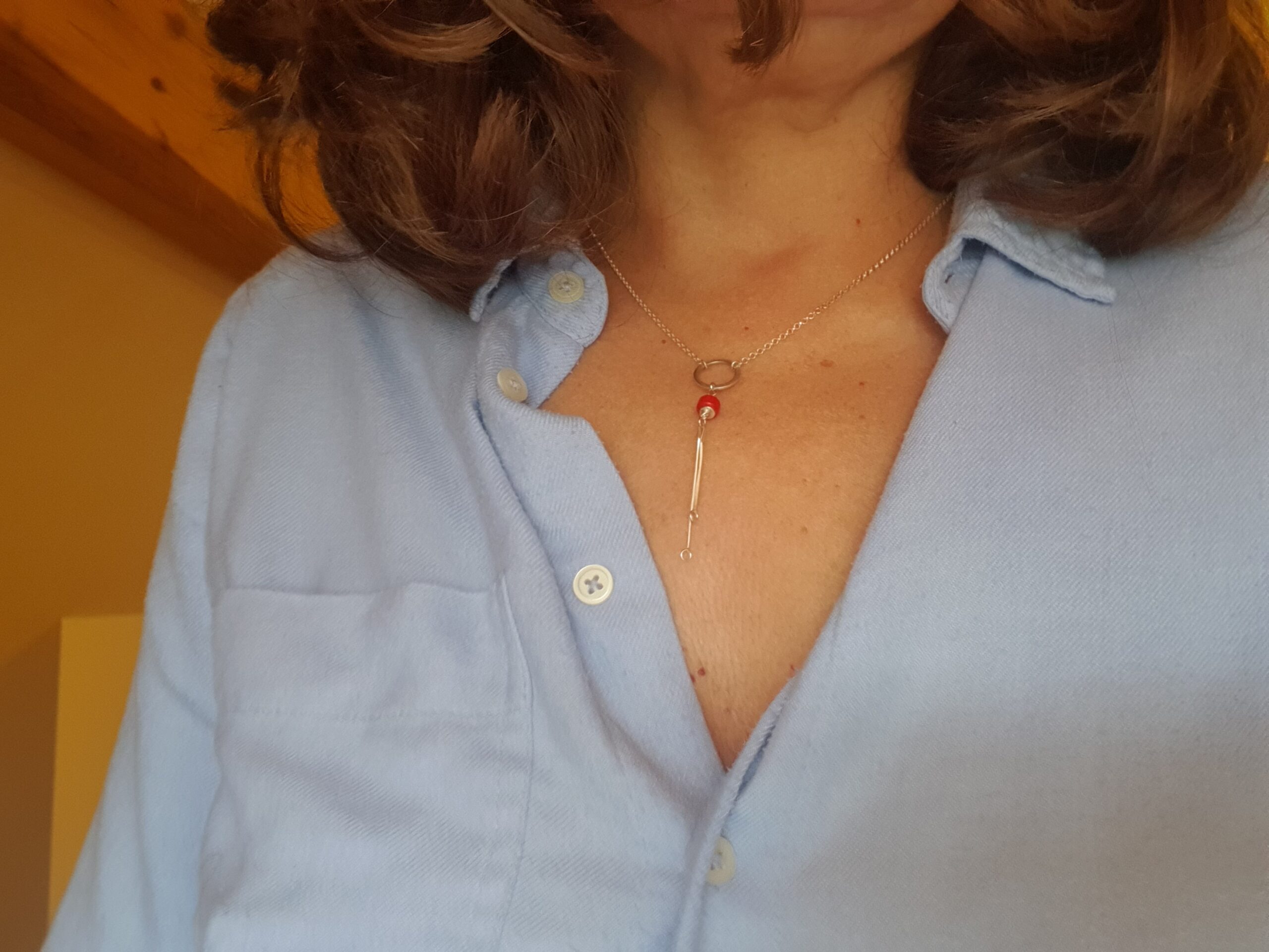 Naszyjnik ze srebra 925 z czerwonym koralem, ornamentem i falistym patyczkiem - obrazek 4