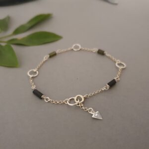 Srebrna bransoletka 925 z turmalinem i zawieszką trójkąta