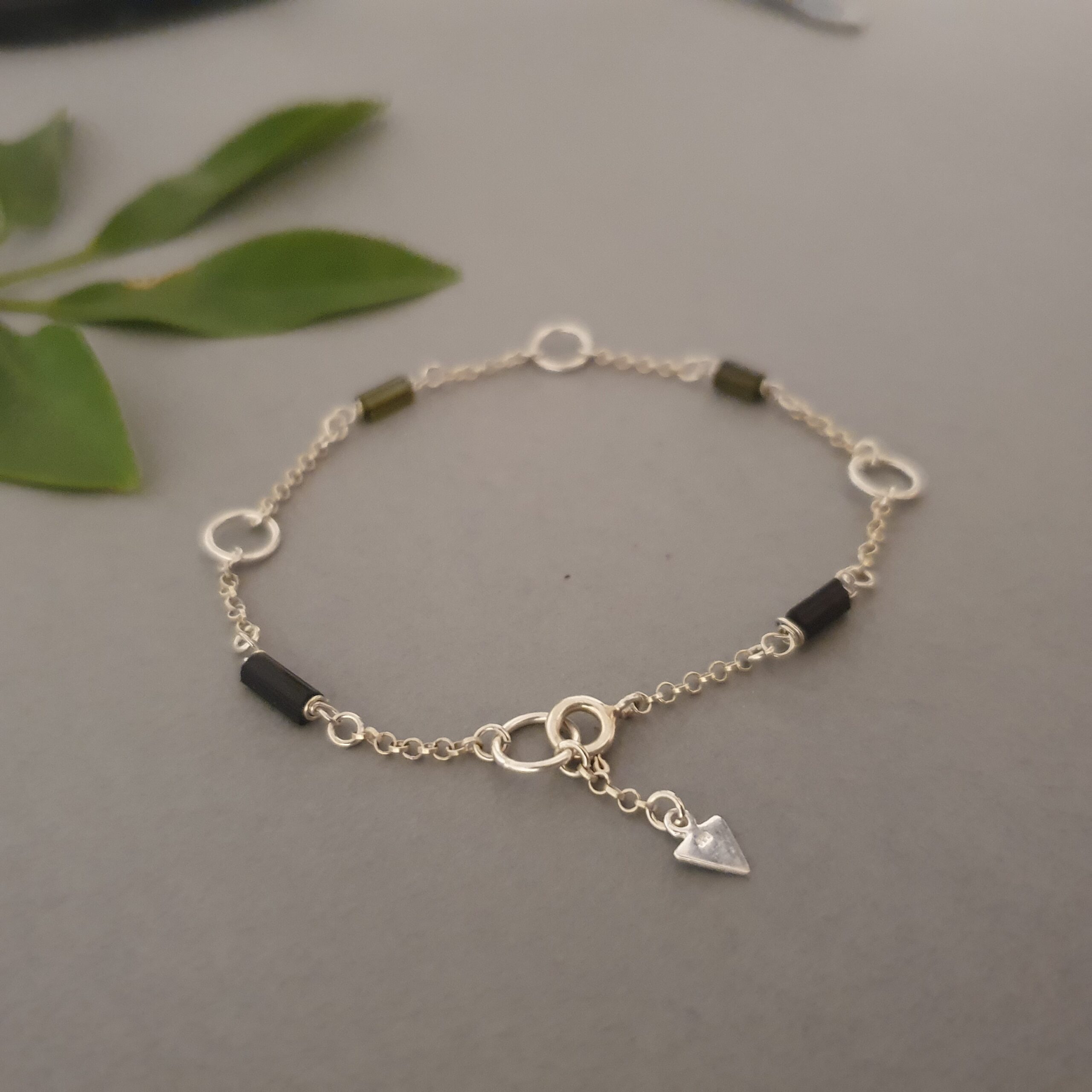 Srebrna bransoletka 925 z turmalinem i zawieszką trójkąta