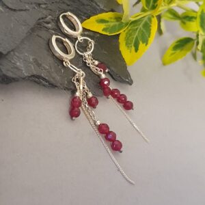 Długie srebrne kolczyki boho z granatem  – zwiewne, romantyczne i eleganckie 925