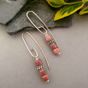 Ręcznie robione kolczyki z rodochrozytem i srebrem 925 – długie eleganckie kolczyki z elementem Bali