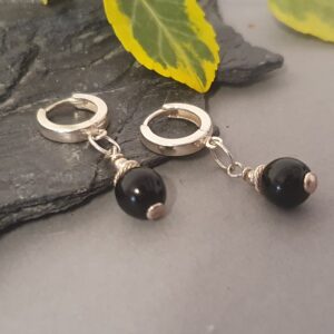 Eleganckie kolczyki srebrne z czarnym onyksem – minimalistyczna klasyka 925