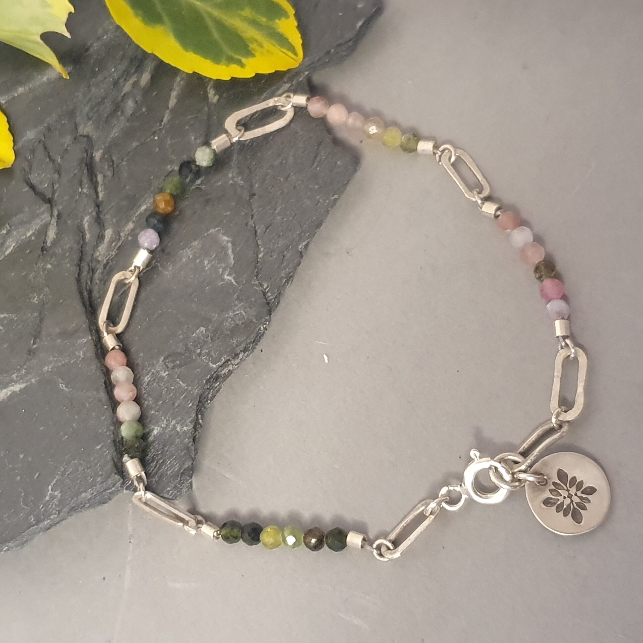 Srebrna bransoletka 925 z turmalinem i zawieszką lotosu - obrazek 2