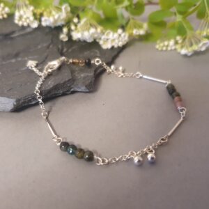 Srebrna bransoletka 925 z turmalinem i zawieszką trójkąta