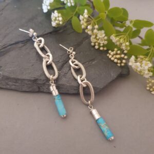 Kolczyki srebrne 925 z turkusową tubą – nowoczesne i wyraziste