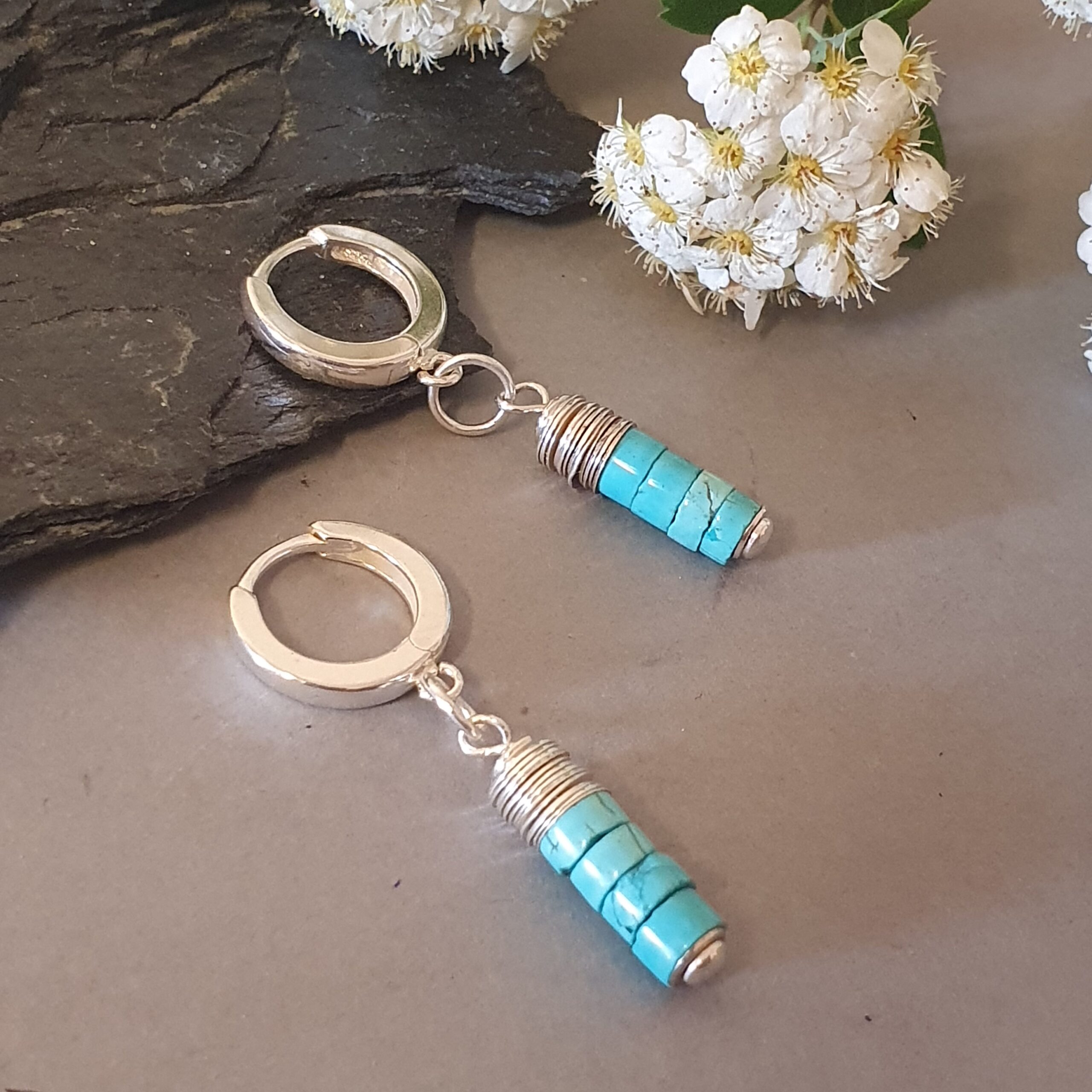 Srebrne kolczyki koła z naturalnym turkusem – elegancja i kolor w nowoczesnej odsłonie