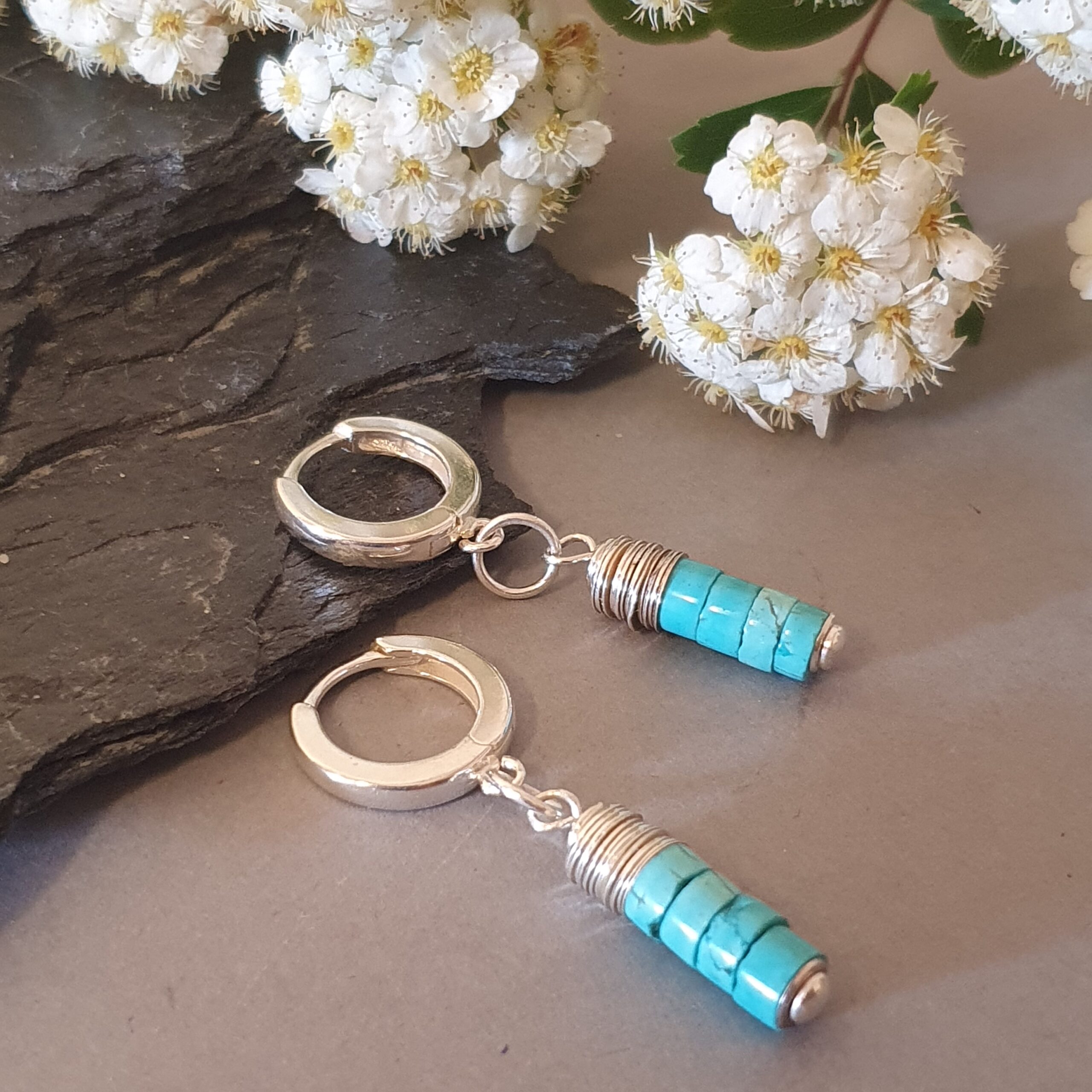 Srebrne kolczyki koła z naturalnym turkusem – elegancja i kolor w nowoczesnej odsłonie - obrazek 3