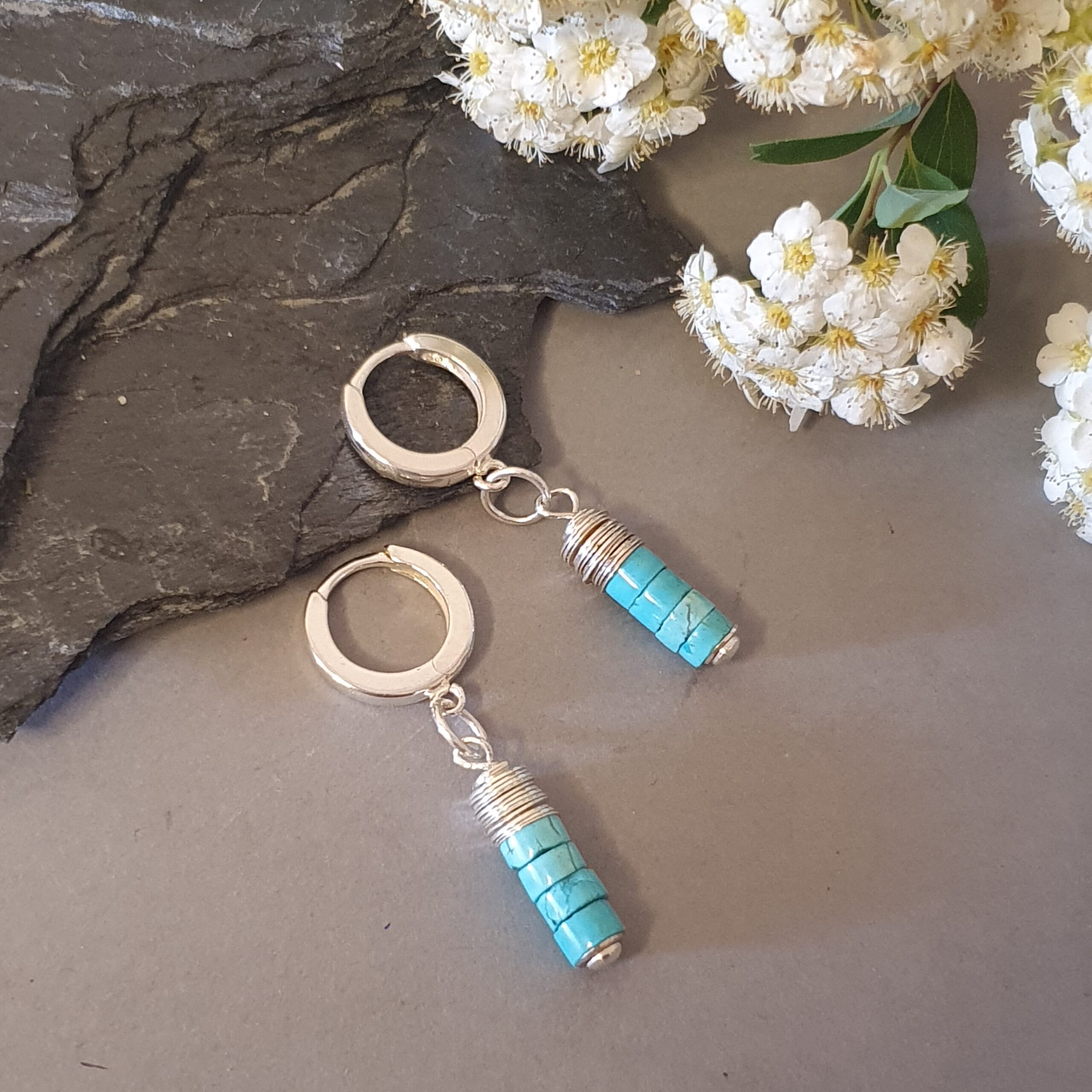 Srebrne kolczyki koła z naturalnym turkusem – elegancja i kolor w nowoczesnej odsłonie - obrazek 4