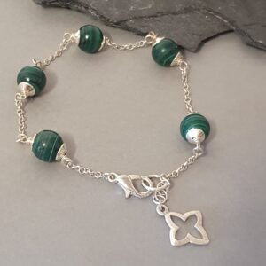 Srebrna bransoletka 925 z malachitem i zawieszką kwiatka – delikatna, handmade