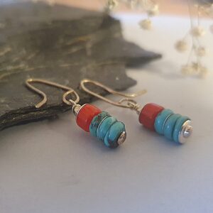 Kolczyki z naturalnym turkusem i koralem – ręcznie robione, kolorowe kolczyki boho ze srebra 925