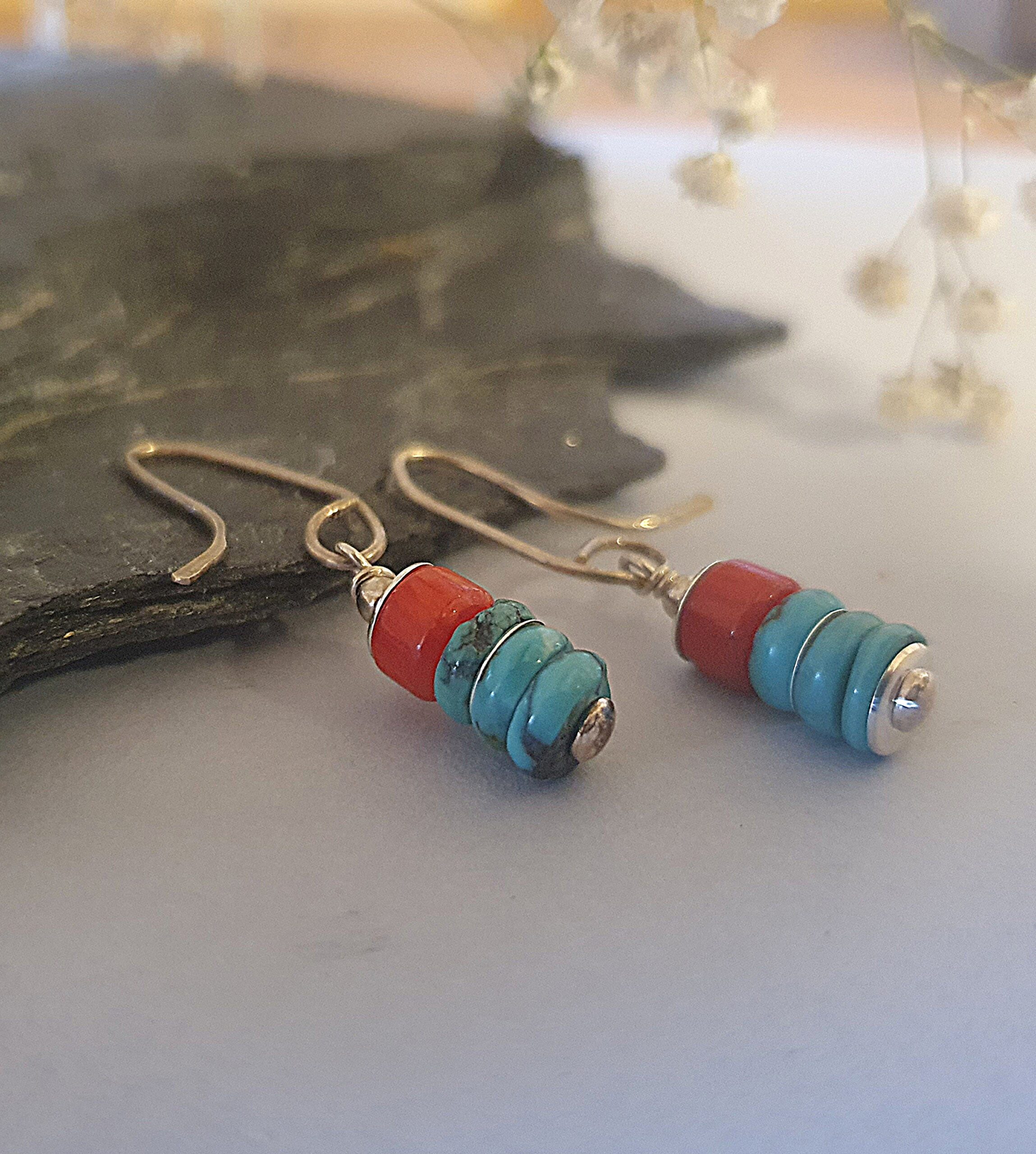 Kolczyki z naturalnym turkusem i koralem – ręcznie robione, kolorowe kolczyki boho ze srebra 925