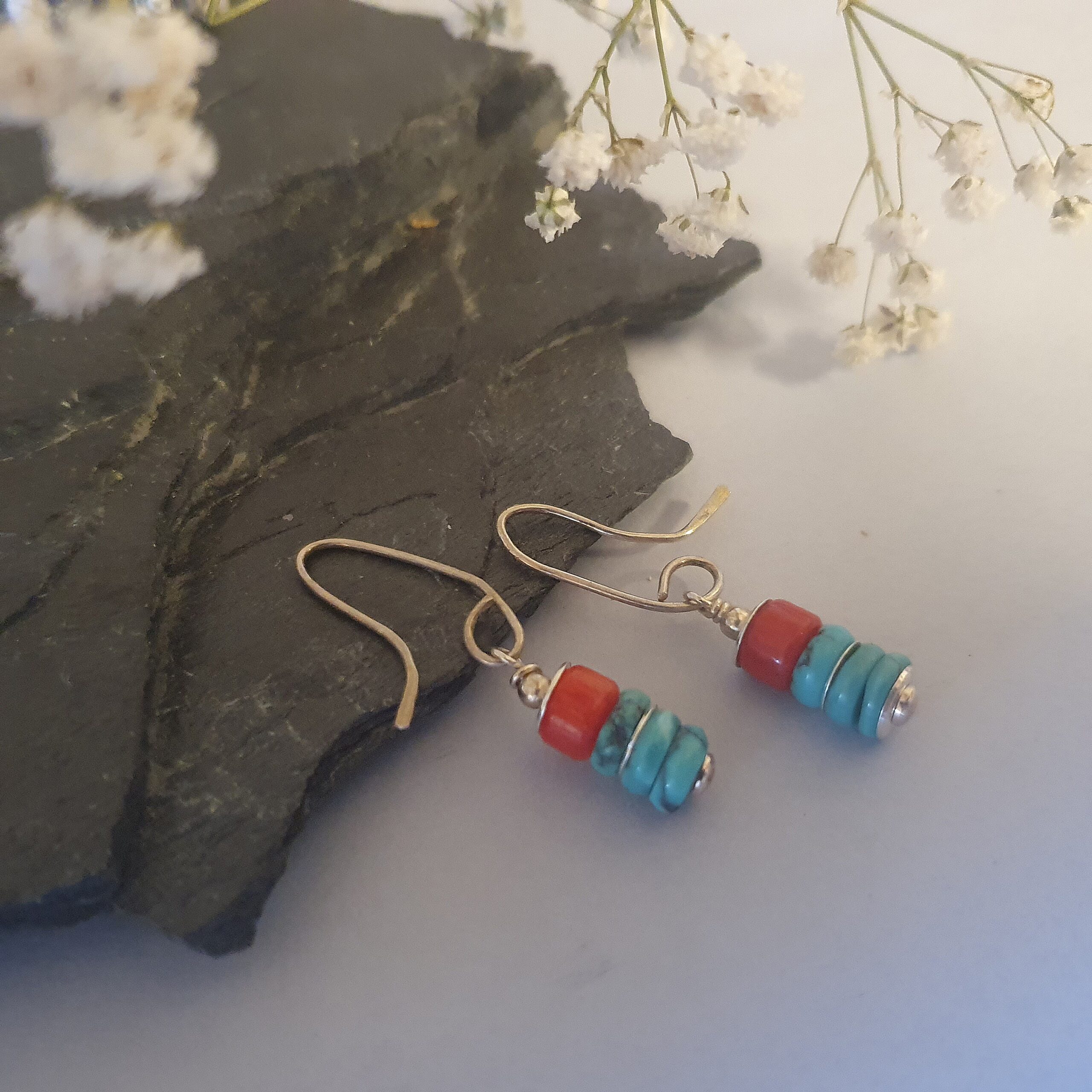 Kolczyki z naturalnym turkusem i koralem – ręcznie robione, kolorowe kolczyki boho ze srebra 925 - obrazek 5