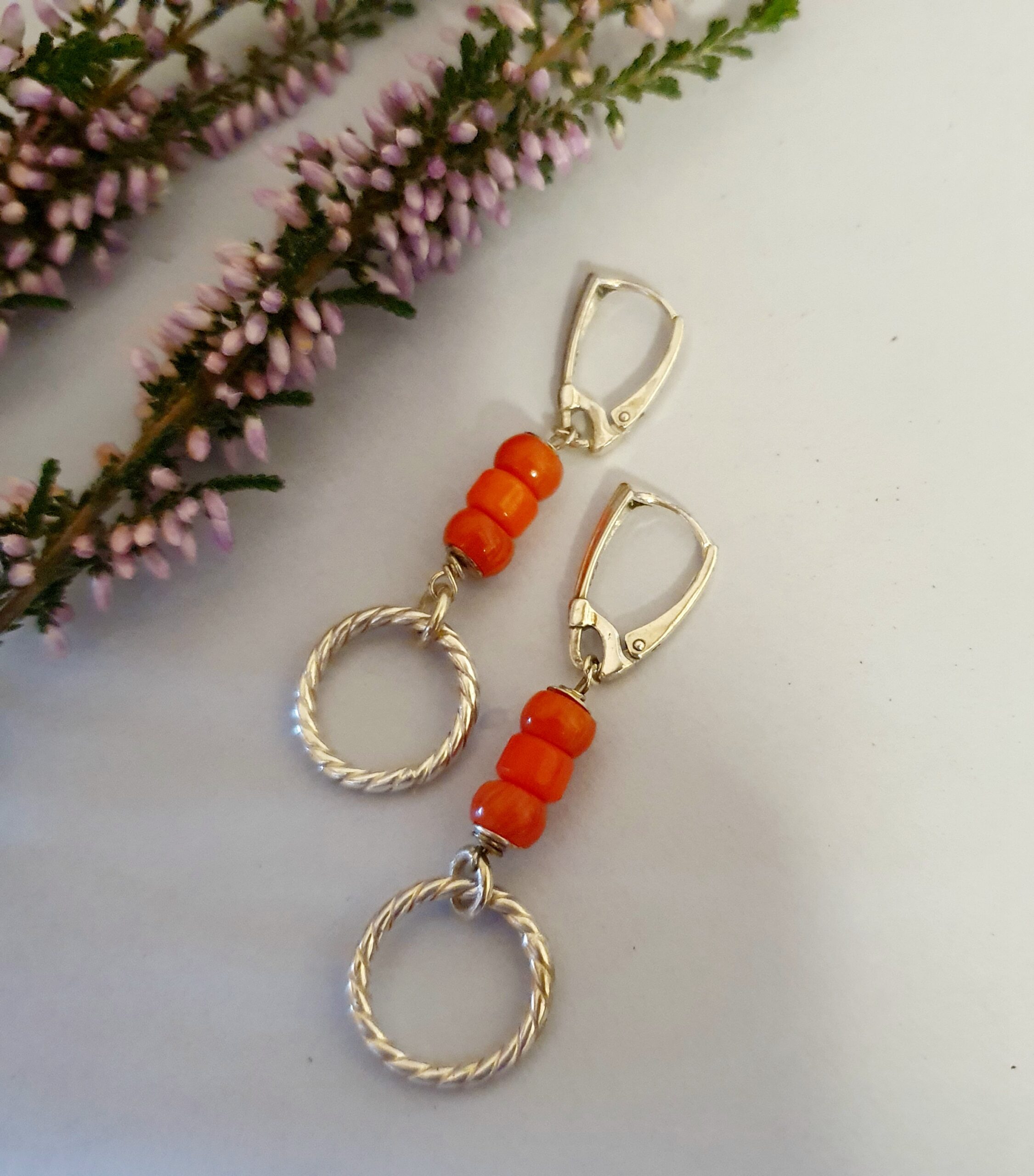 Kolczyki z czerwonym koralem i ażurowym elementem ze srebra 925 - obrazek 2