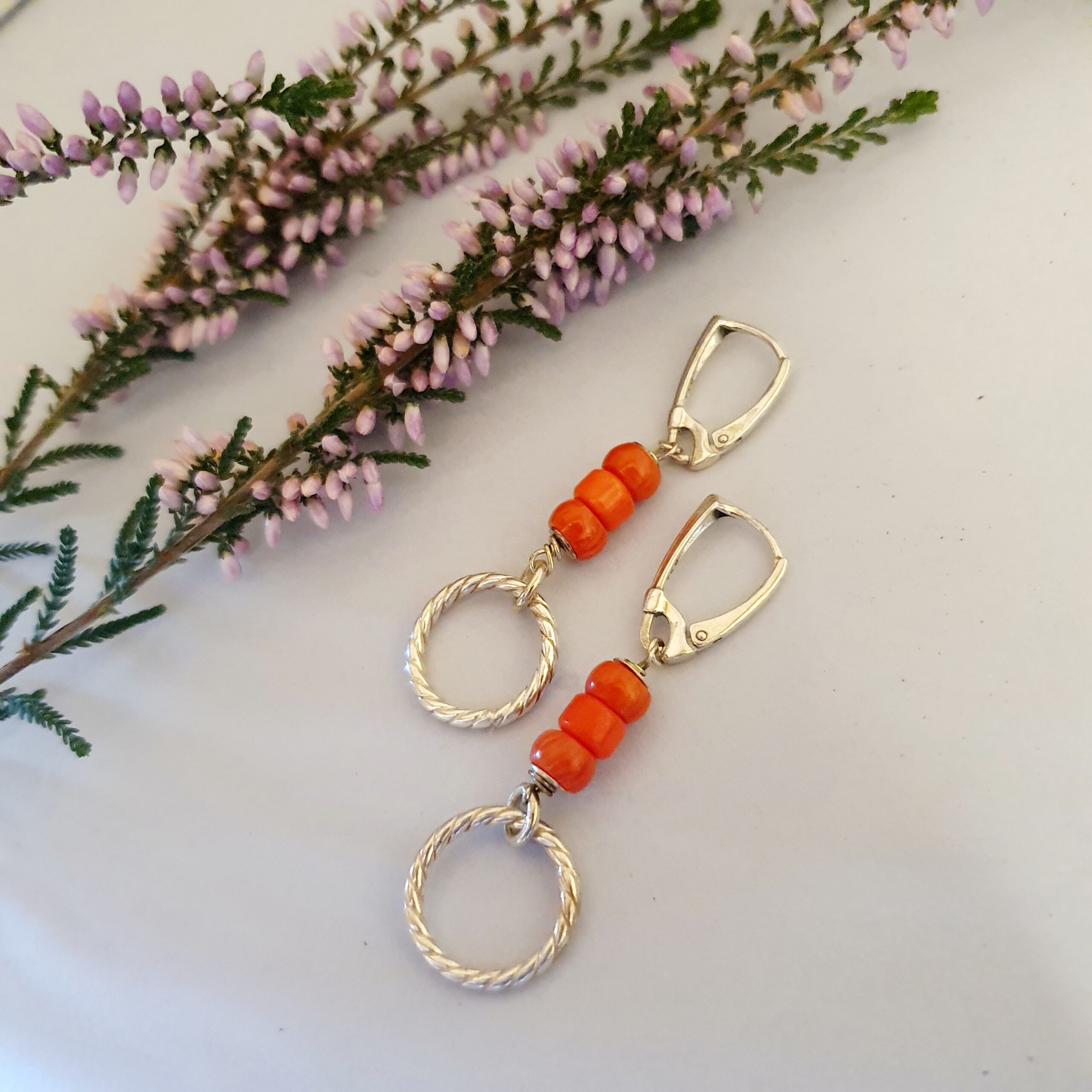 Kolczyki z czerwonym koralem i ażurowym elementem ze srebra 925 - obrazek 3