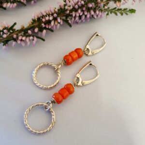 Kolczyki z czerwonym koralem i ażurowym elementem ze srebra 925