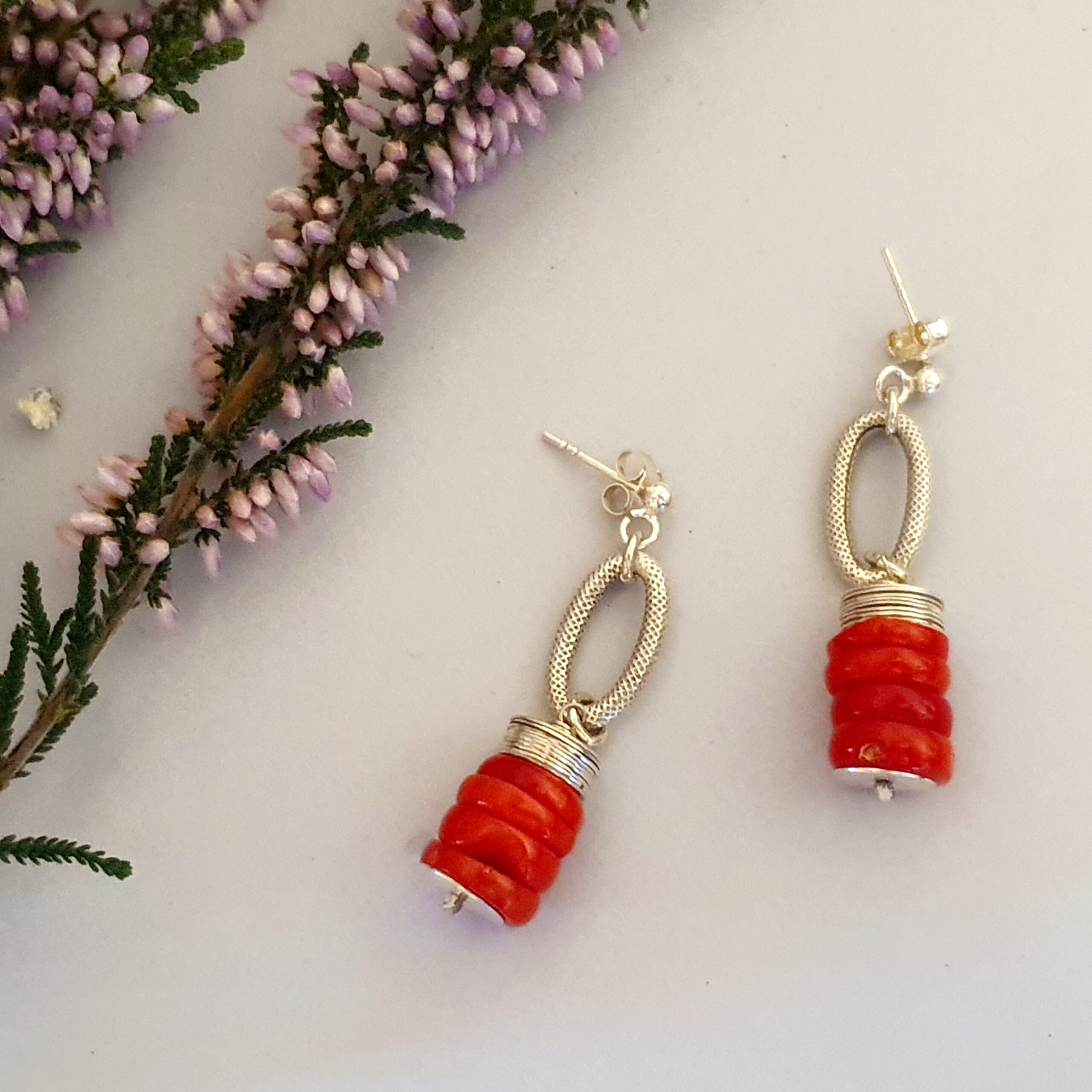 Kolczyki srebrne 925 z naturalnym koralem – eleganckie i wyraziste