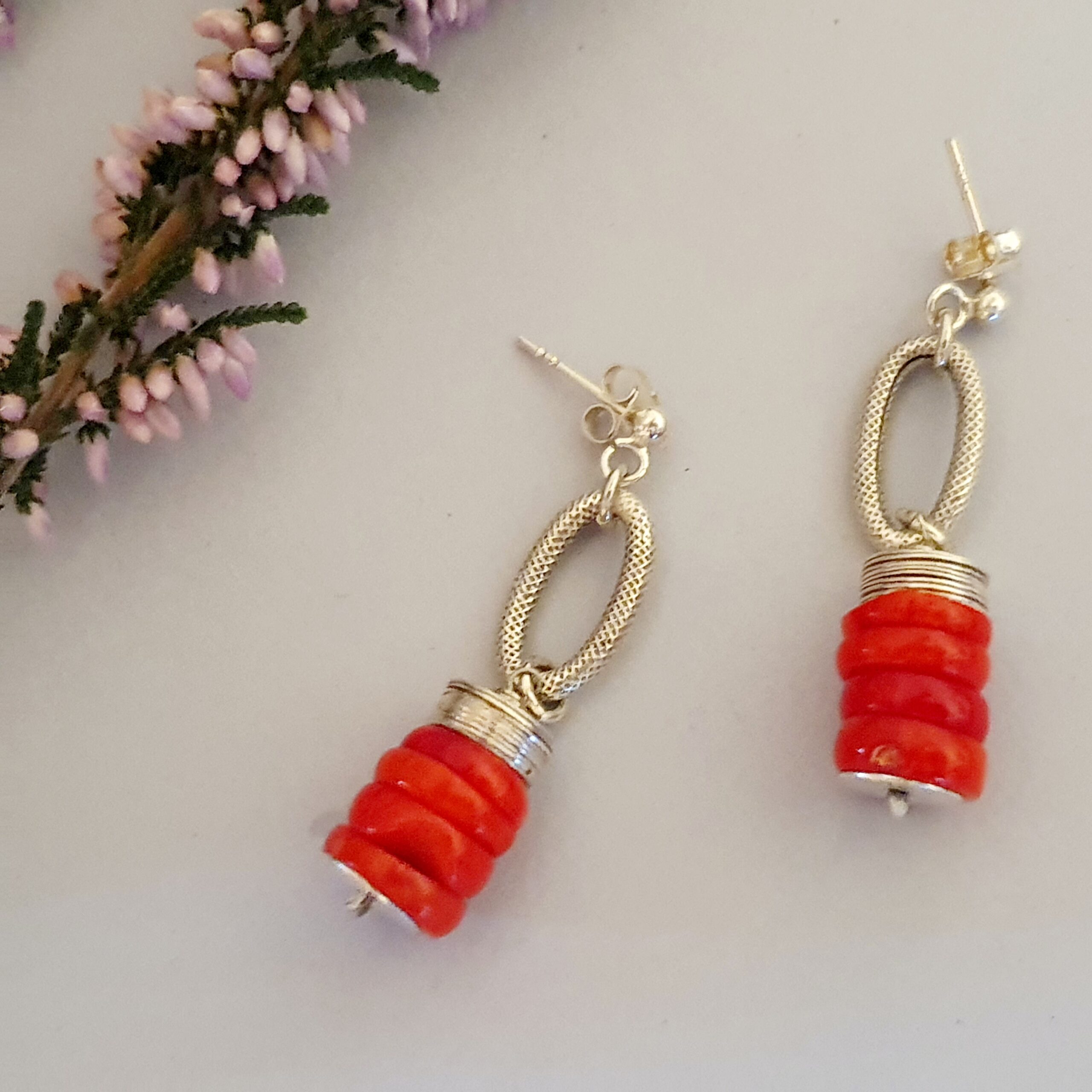 Kolczyki srebrne 925 z naturalnym koralem – eleganckie i wyraziste - obrazek 2