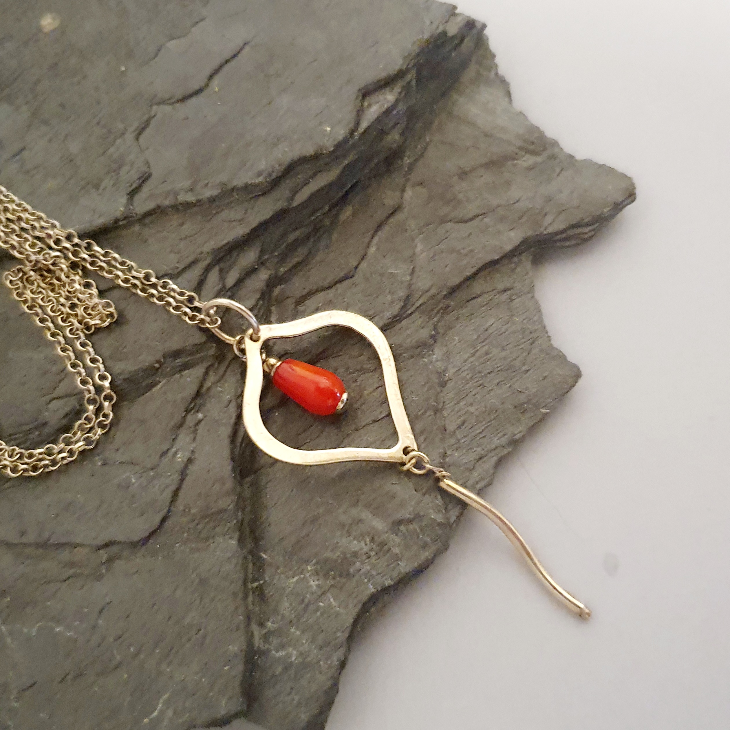 Naszyjnik ze srebra 925 z czerwonym koralem, ornamentem i falistym patyczkiem